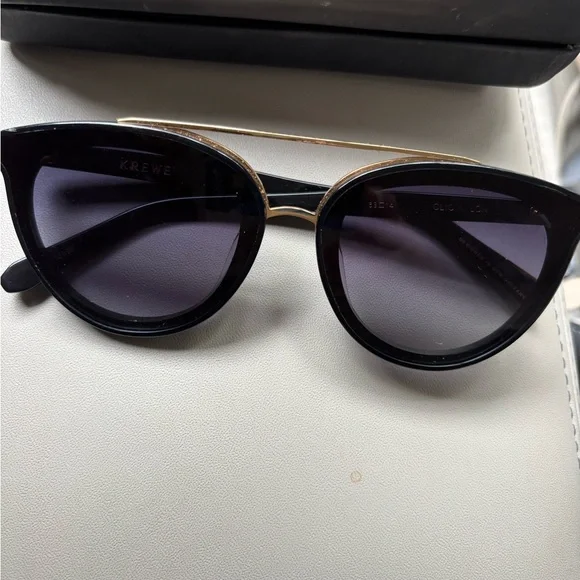 Black Cat-Eye Sunglasses with Glossy Finish Shiny Black Cat-Eye GG Bag Sunglasses | Gucci main image 4
